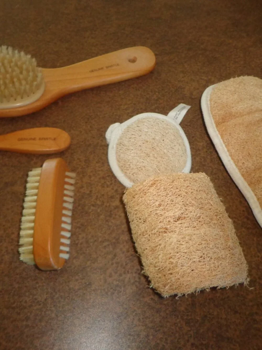 NEW Handled Spa Basket w/Contents Genuine Bristle Brushes, Mirror, Loofah, Mitt.